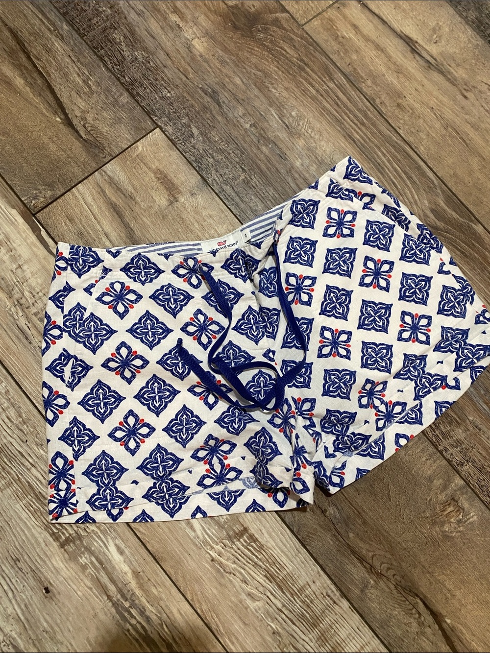 Vineyard Vines linen/cotton  White, blue, red Shorts with Navy Blue Tile Print.